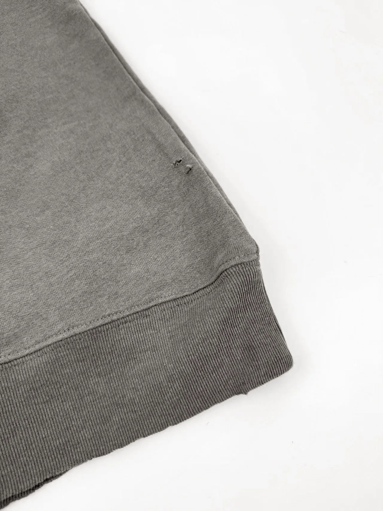 Acne Studios distressed distressed logo sweatshirt, custom-dyed 1:1 gray green soft cotton colored cotton sweatshirt material [fabric and terry bottom are in the same color configuration (the market fabric In Stock is a different color surface and bottom and does not match the original version). The minimum order quantity of the fabric is 2 tons. The pure fabric manufacturing process takes 45 days] Cloud-like touch, delicate and soft, comfortable and skin-friendly. Dressed in a pure gray-green tone, it seems to be the elegance after years of precipitation. Acne is engraved on the chest The uninhibited soul of Studios, the ingenious integration of hole elements, is deliberately rebellious on the Gray canvas, breaking away from the shackles of tradition, and unique in the wave of the trend. Process 1: Using glue printing. The chest printing has been modified by the film screen three times. Use glue liquid paint to print the pattern on the fabric. Bake the fabric to fix the printed pattern. Technique 2: Many parts of the body are worn by pure artificial regular positioning. Hand brush marks add texture and depth to the surface of the clothing. To imitate the texture of natural wear and tear. Process 3: The fabrics are washed and have a better hand feel. Not easy to deform, not easy to shrink, not easy to fade, and maintain long-term beauty. Accessories: Customized 1:1 Acne trademark. Version: Loose version. Size: S M L XL. Style number: 25310.